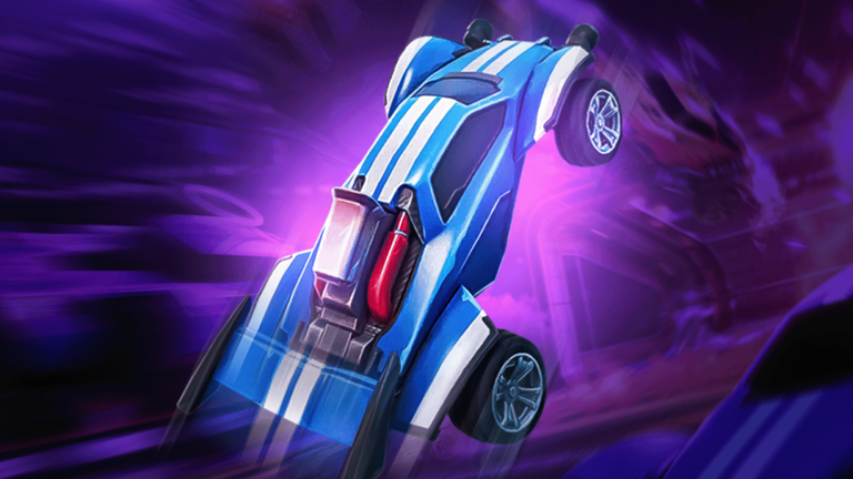 Voiture bleue de Rocket League avec des bandes blanches, en pleine action avec un effet de vitesse sur un fond violet.