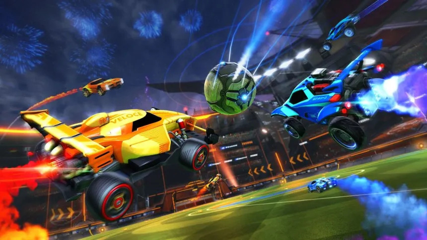 Deux voitures de Rocket League, l'une jaune et l'autre bleue, se disputent la balle en plein vol dans un stade illuminé, avec des traînées de feu et de fumée colorées.