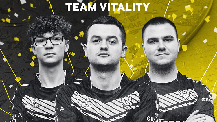 Trois joueurs de l'équipe Team Vitality posent avec des expressions sérieuses, portant le maillot officiel de l'équipe, sur un fond graphique en noir et jaune avec des confettis.