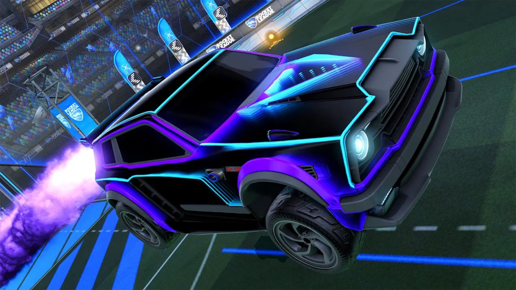 Voiture personnalisée de Rocket League avec des néons bleu et violet, en plein vol avec une traînée de fumée violette, dans un stade de Rocket League.
