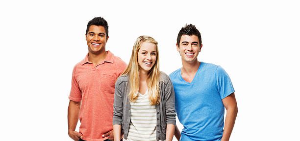 Trois jeunes adultes souriants, deux hommes et une femme, posent ensemble devant un fond blanc.